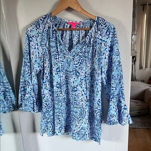 Lilly Pulitzer Blue and White Patterned Blouse. Willa Flounce sleeve